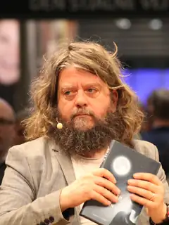 Anders Lund Madsen - Humorvoller Vortrag auf der Freilichtbühne