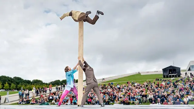 Two Men and a Plank — Teater Momentum, Odense