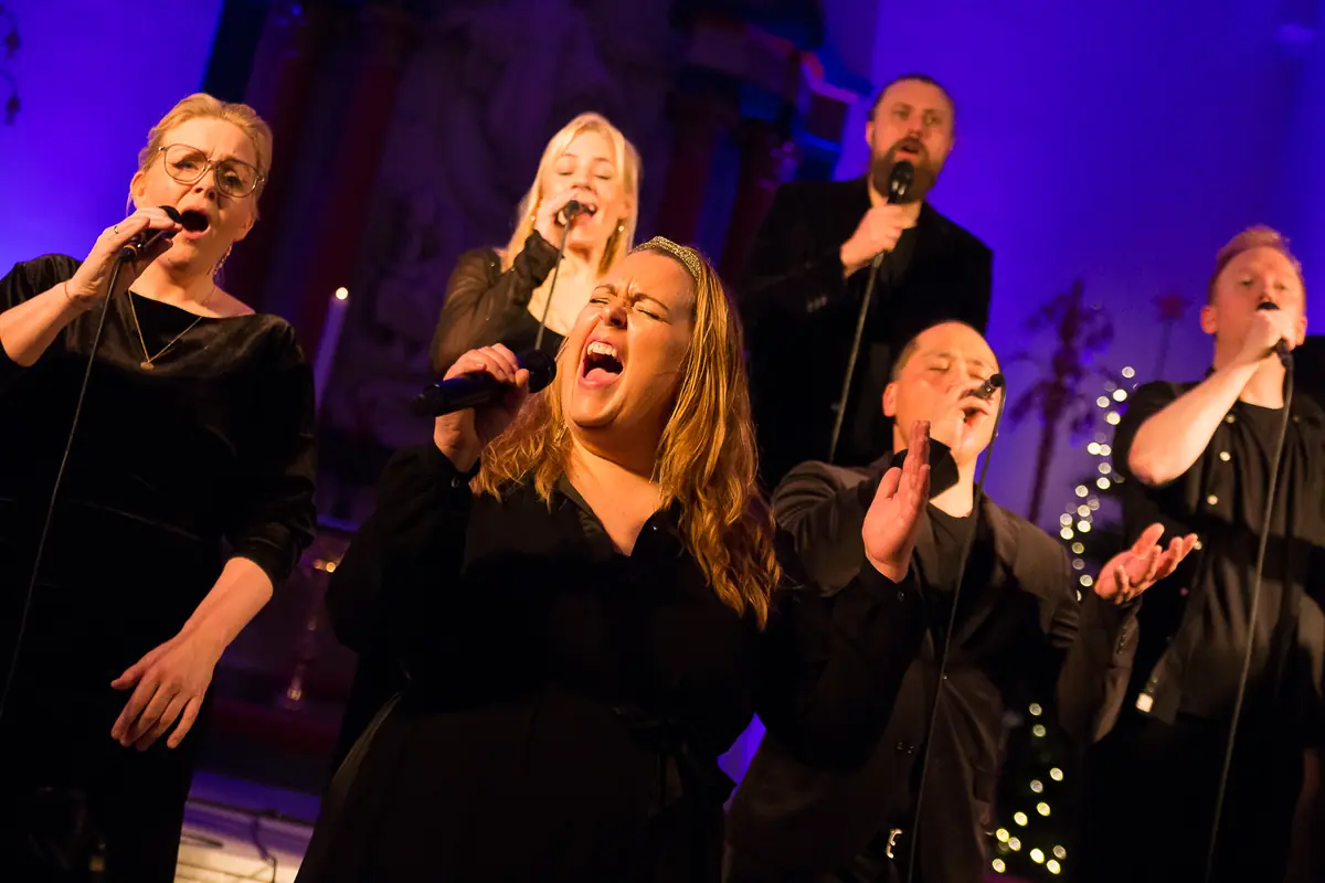 JAKOB GUNNERTOFT & GUNNERTOFT GOSPEL SINGERS - Julekoncert — Brændekilde Kirke, Odense