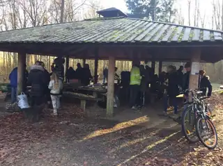 Juletur i Lyngby Skov og hygge i bålhytten for alle i familien - VILD -.