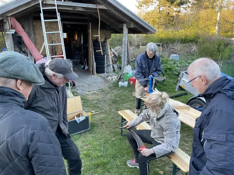 Prøv at harre, slibe og vedligeholde en le på denne aften i Kurt’s have. — Hundested