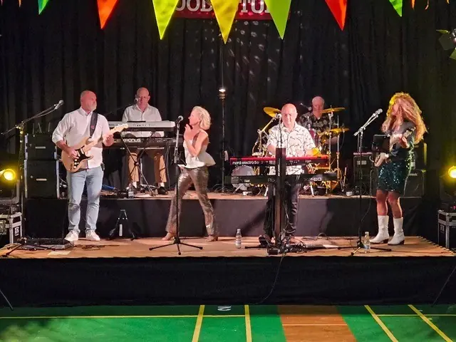 Julefrokost med underholdning af "Good Stuff Party Band" — Ubby Bibliotek, Jerslev Sjælland