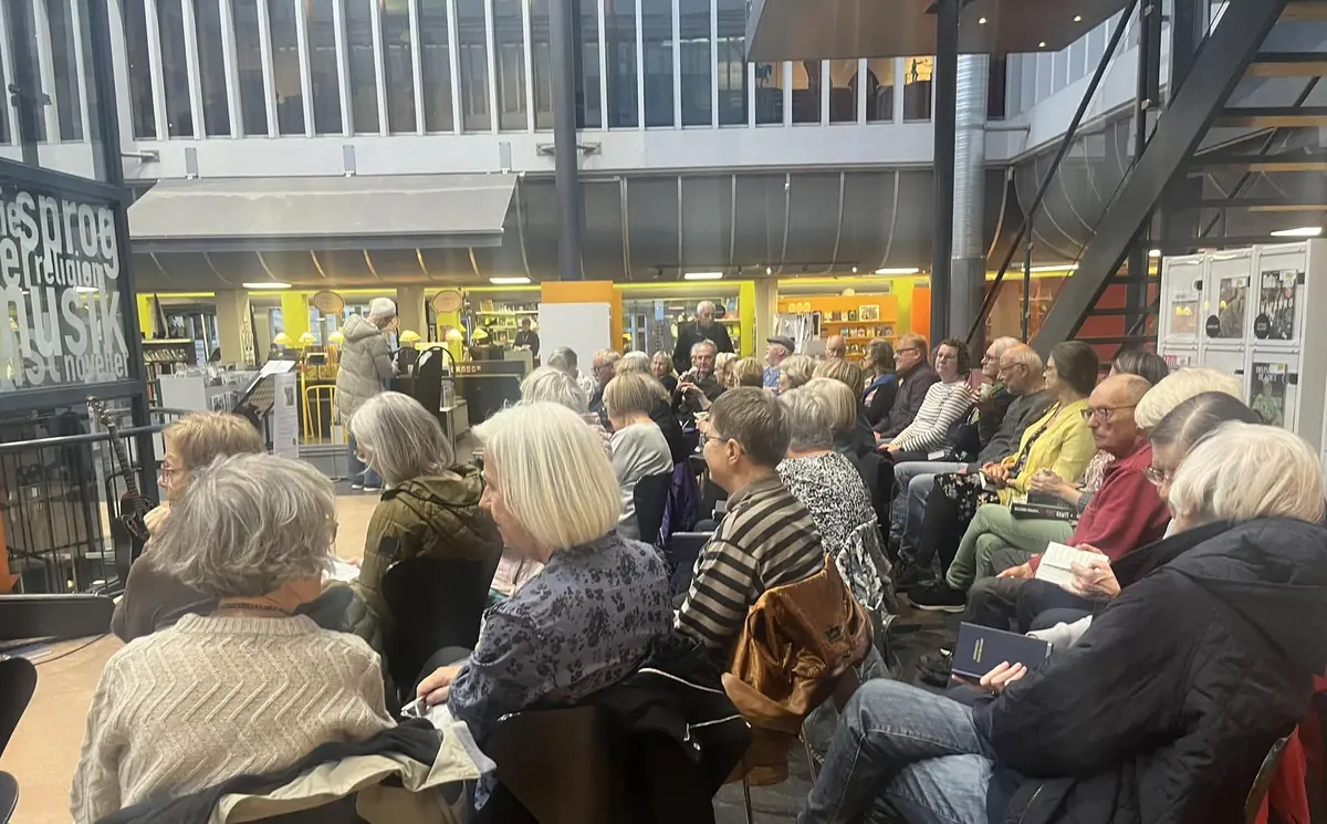 Eftermiddagssang med højskolesangbogen — 1. Hovedbiblioteket, Randers