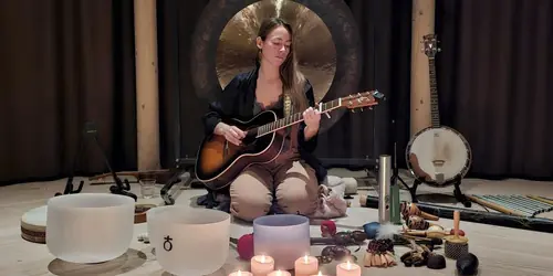 LYDBAD MED ZENNA LUA i Tiny Church — Tiny Church-Tolvkanten, København