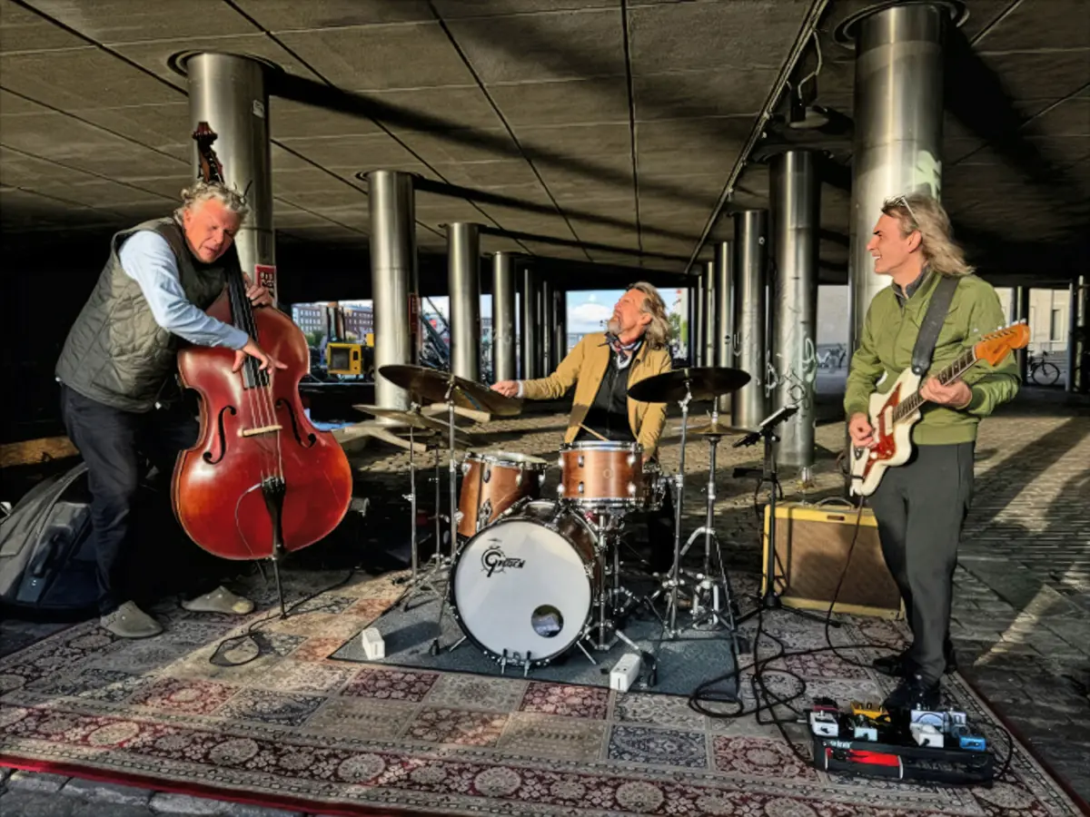 JONAS JOHANSEN ADVENTURE TRIO MED KATRINE MADSEN — Cafe Forsinket, Jyderup