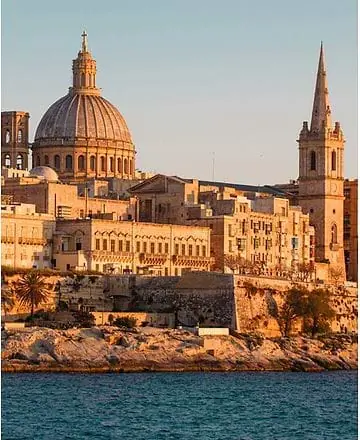 Flybillet til Malta tur/retur — Risskov Rejser, København