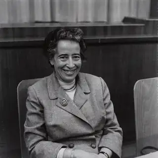 Mennesket eksisterer kun i flertal – Hannah Arendt om mennesket, pluralisme og samfund