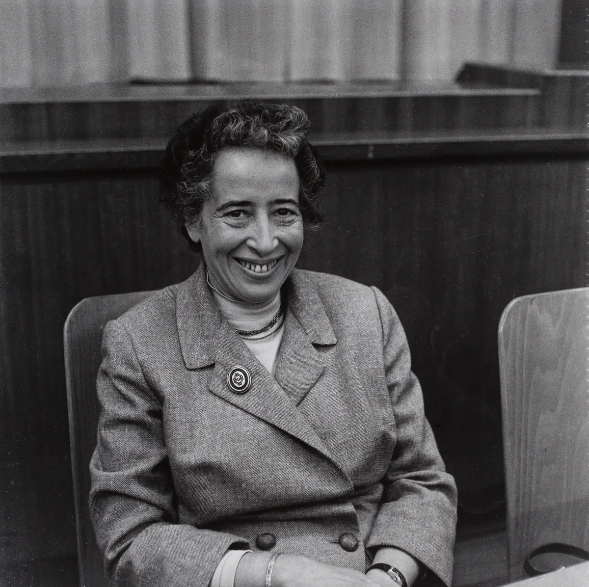 Mennesket eksisterer kun i flertal – Hannah Arendt om mennesket, pluralisme og samfund — Humlebæk Bibliotek, Humlebæk