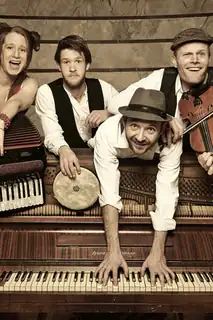 Festlig Familie Fredag med orkestret Svøbsk
