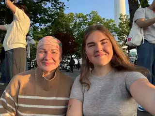 Amalie og Thea: på tommel fra Danmark til Japan
