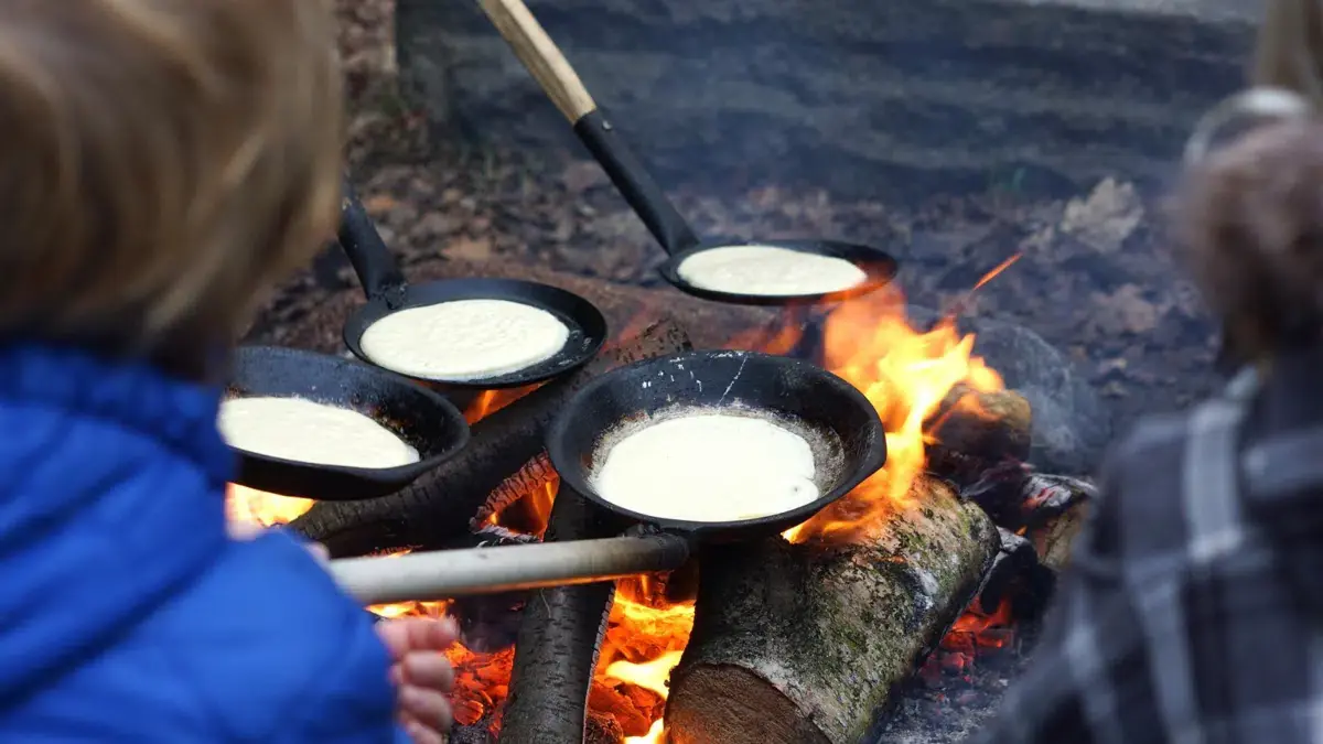 Bålhygge og snak om klima og biodiversitet · Bålpladsen ved Naturcenter Hindsgavl, Middelfart