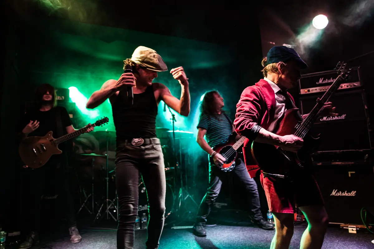 AC/DC UK · Polyfonen, Varde