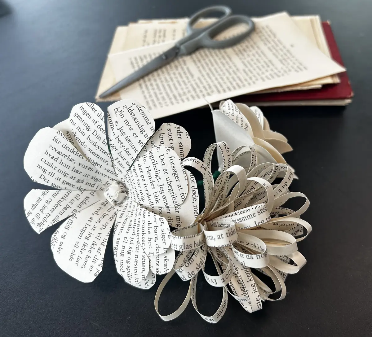 Sustainability Day: Paper Flowers from Old Books · Biblioteket i Herning, Herning