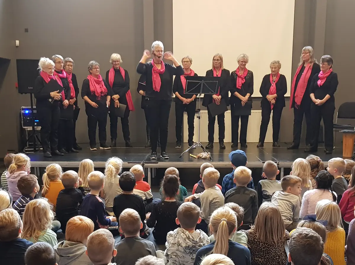 Play Danish // Sing with Give Egnskor · Give Bibliotek, Give