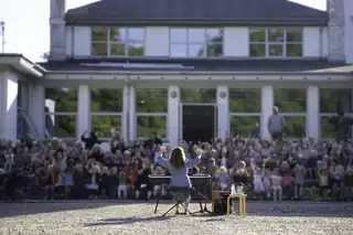 Små synger sammen