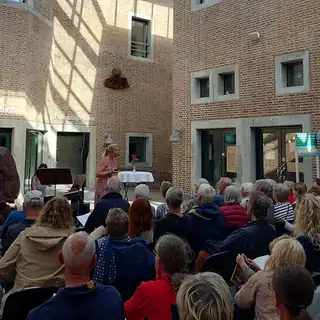 Morgensang i arkaden