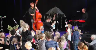 SKRALLEBANG giver koncert - sange om Tiden