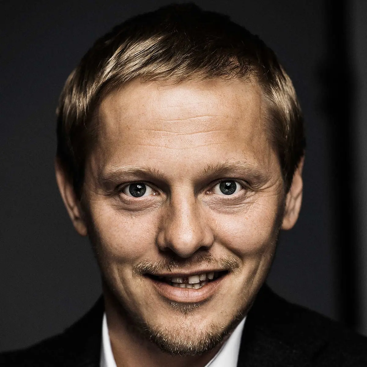 Thure Lindhardt: We Know What It Is to Be Human — Ølgod Bibliotek genåbner i efteråret 2026, Ølgod