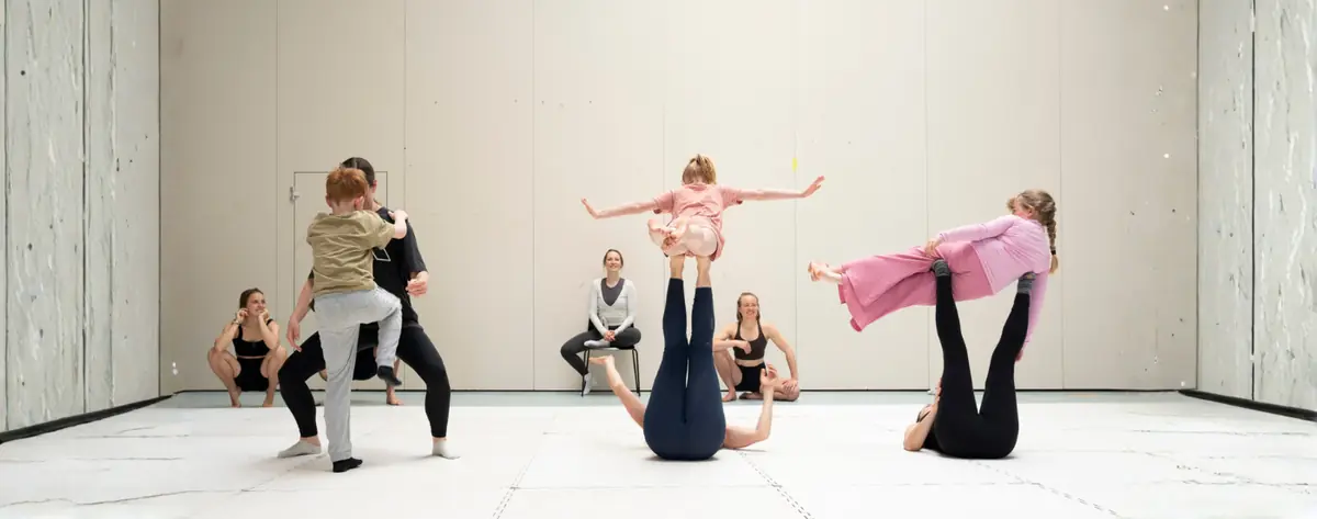 Prøv akroyoga for 7-12 årige + voksen — Nørrebrohallen, København