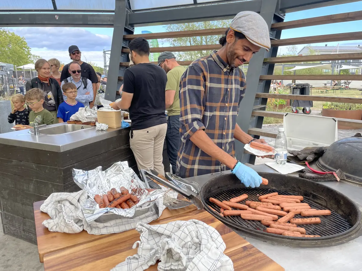 Slut dagen af med en halal-hotdog — Kulbaneparken, København