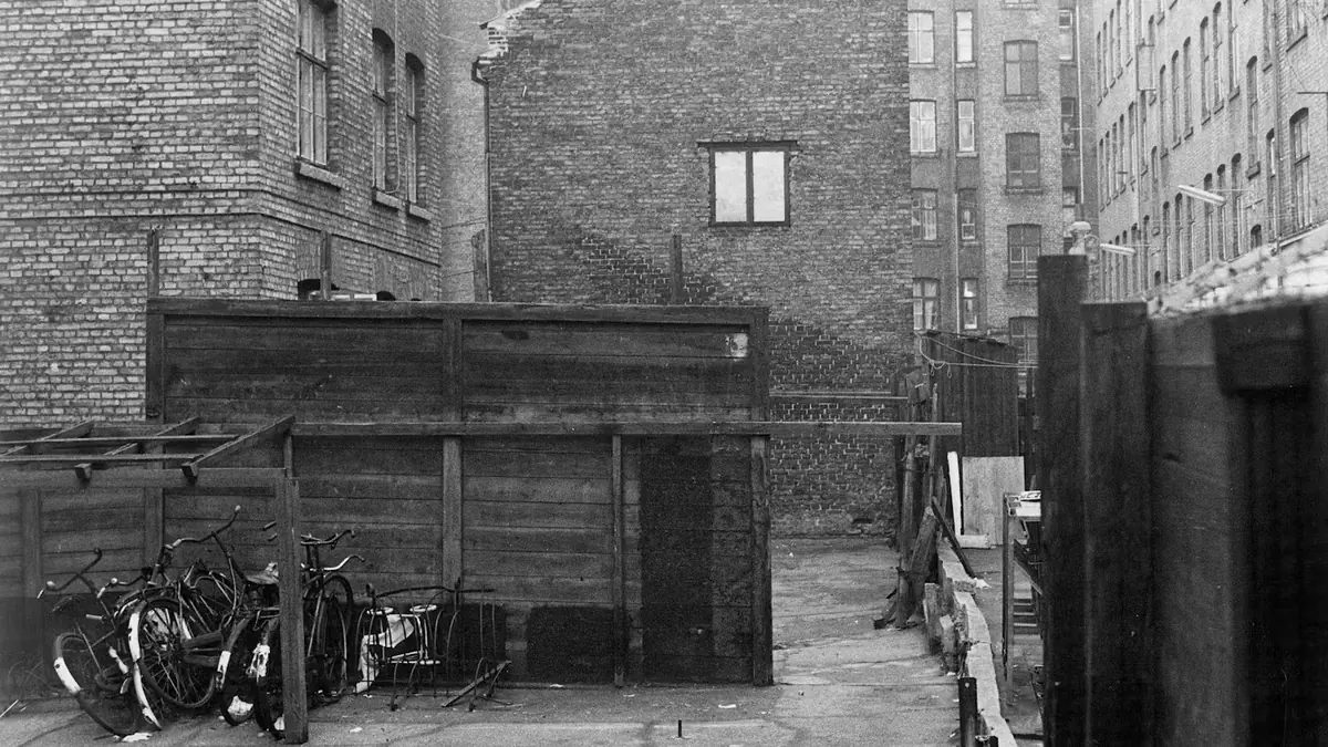 Gå i fotograf Julie Rønnows fodspor: Byvandring i Vesterbros baggårde — Københavns Museum, København