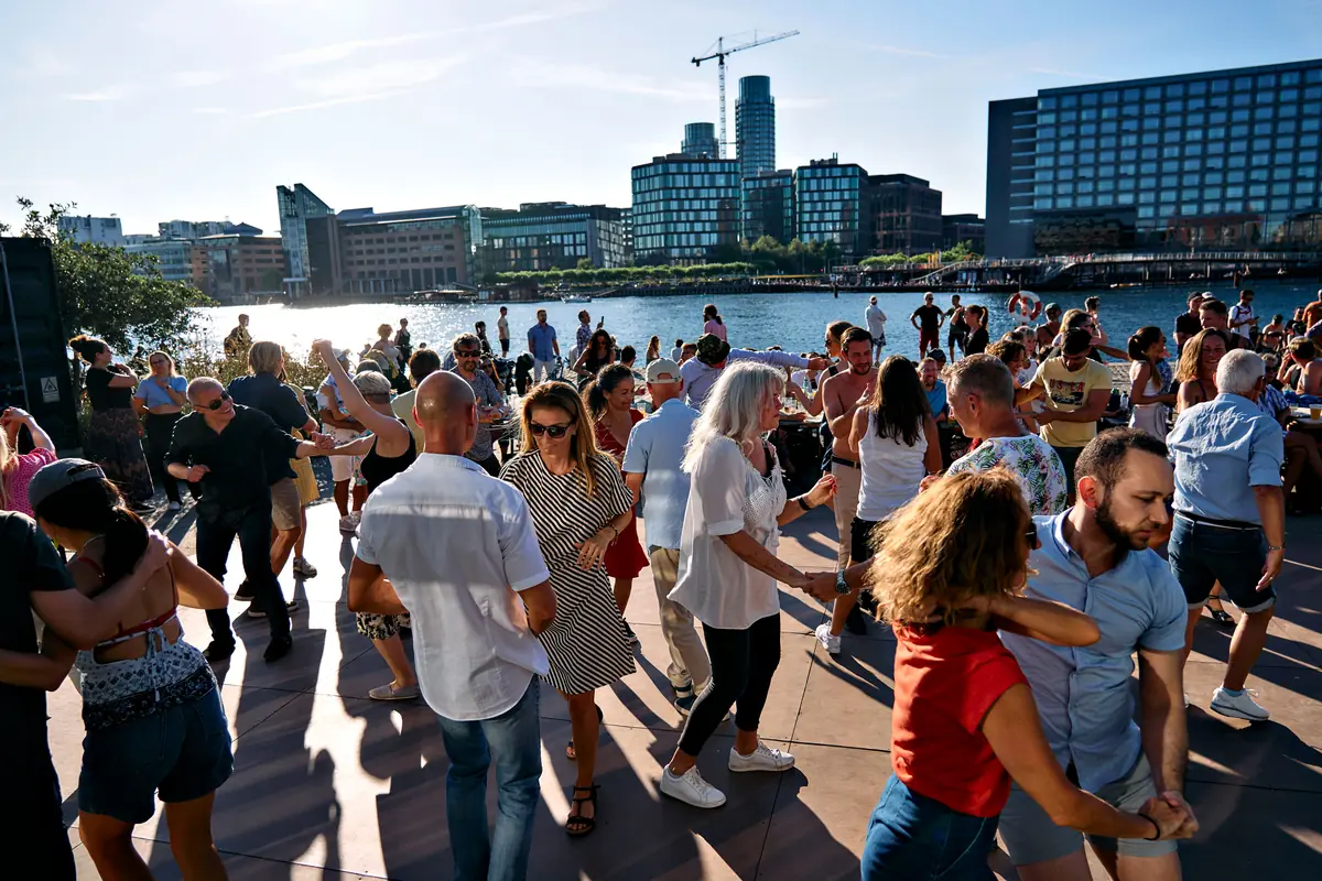Sommerdans på Bryggen: Salsa & Bachata — Islands Brygge Bibliotek, København