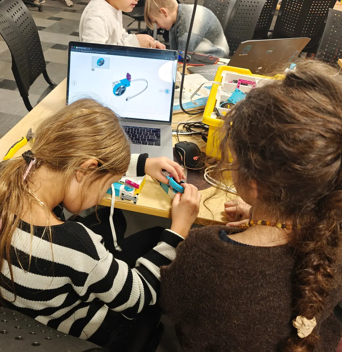 Coding Pirates og Grenaa Bibliotek inviterer til kreativt teknologiforløb — Grenaa Bibliotek, Grenaa