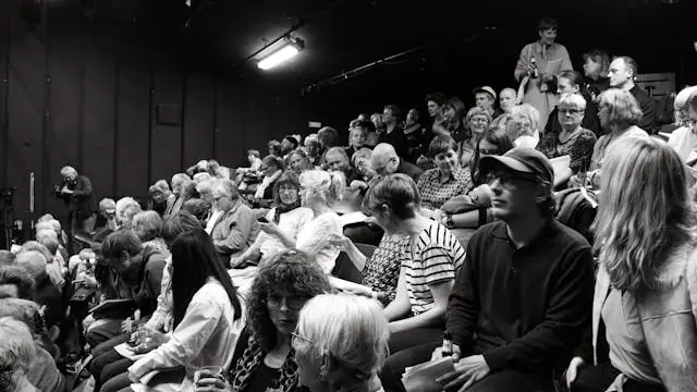 DIREKTØRTID: VELKOMMEN TIL NYE (OG RUTINEREDE) ÅRSKORTHOLDERE — Teater Momentum, Odense