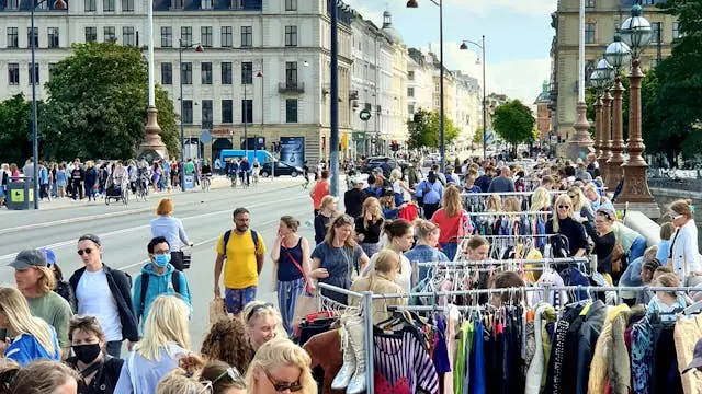 LOPPELINDA på DRONNING LOUISES BRO - Aug Marked! — Den ene side af Dronningens Bro, København