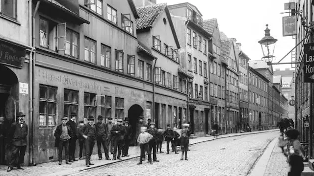 Byvandring: Sjovere, ludere og pæne borgere i Farvergade. Livet i en farverig gade omkring 1900 — Mødested: Foran Københavns Rådhus, København