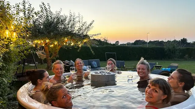 Vildmarksbad, vin, sauna og vandring — Hareskov Station, Værløse
