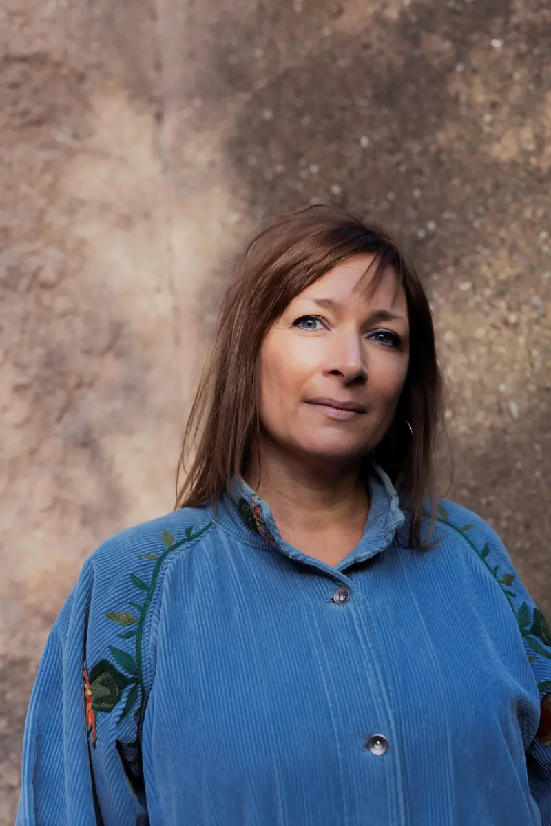 Nanna Holm at Odense Main Library with 'Red Gate' — Hovedbiblioteket, Odense