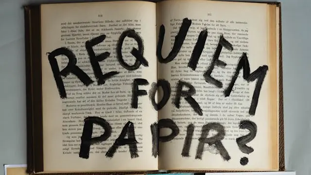 Requiem for papir - Performance installation — Munkeruphus, Dronningmoelle