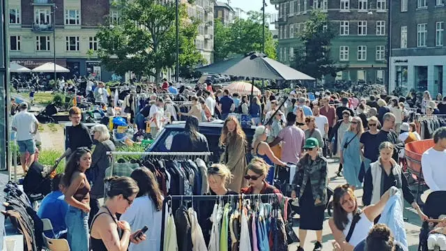 LOPPELINDA på ENGHAVE PLADS ved METROEN - Årets Sidste! — Enghave Plads ved metroen under træerne, København