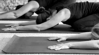 Glad bevægelse, blid yoga og afspænding for spændte sy-skuldre v/ Hanne Probst Rasmussen