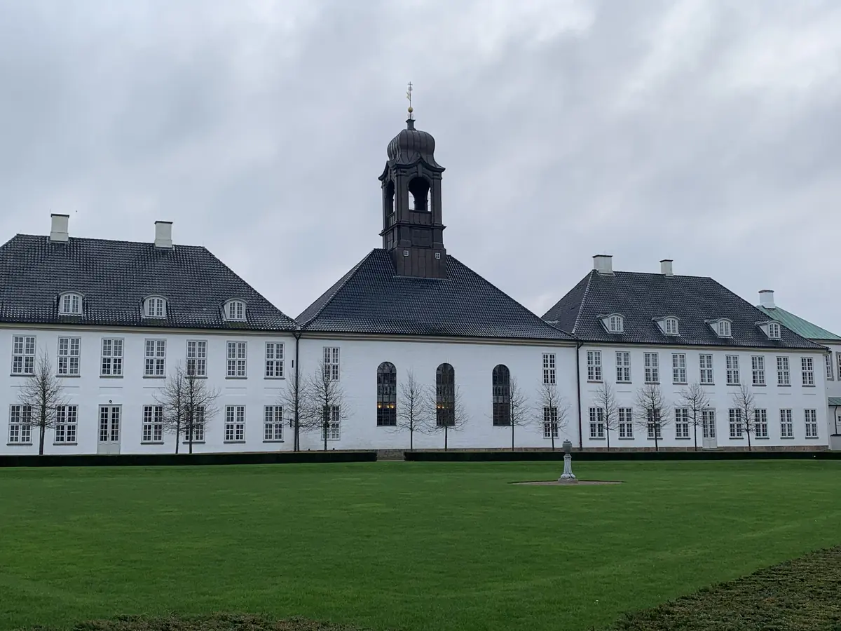 Fredensborg Slotskirke 300 år - messehagler og loftsmaleri — Fredensborg Slotskirke, Fredensborg
